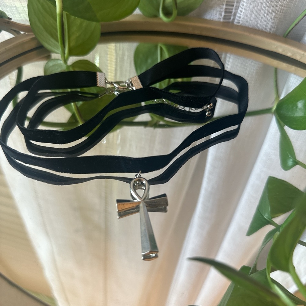 GOTHIC VELVET CHOKER NECKLACE